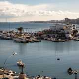 Estremit� del molo che � caratterizzata anche dal bianco edificio del Barion Sporting Club: il pi� antico circolo nautico della citt�
